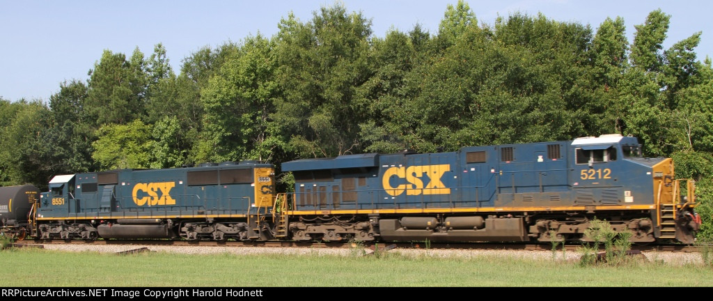 CSX 5212 & 8551 lead train Q492 northbound